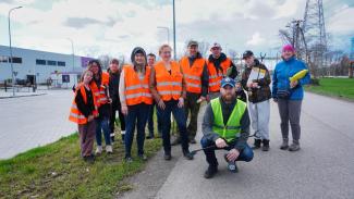 zdjęcie grupowe osób biorących udział w akcji sprzątania gminy