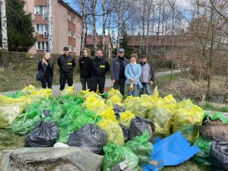 zdjęcie grupowe osób biorących udział w akcji sprzątania gminy