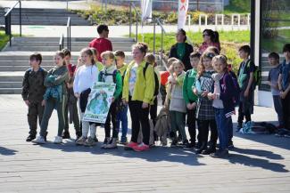 dzieci przed Centrum Edukacji Ekologicznej