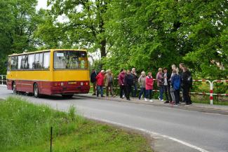 zabytkowy autobus i uczestnicy zwiedzania Zabrzega