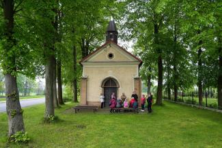 zwiedzanie zabytkowej kapliczki w Zabrzegu