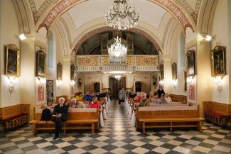 uczestnicy Czechowickiej Nocy Kultury w trakcie zwiedzania kościoła w Zabrzegu