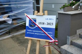 tablica upamiętniająca 500-lecie Zabrzega