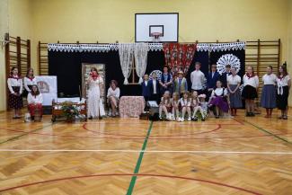 występ artystyczny dzieci w sali gimnastycznej SP w Zabrzegu