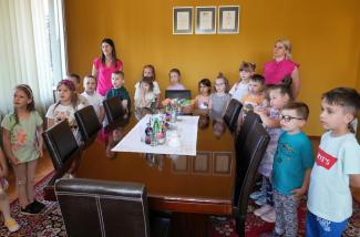 przedszkolaki z wychowawczyniami w gabinecie burmistrza