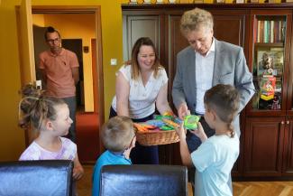 dzieci otrzymują prezenty od burmistrza