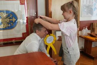 dzieci wręczają burmistrzowi medal