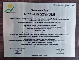 drewniany dyplom, na nim życzenia od starosty bielskiego i przeowdniczacego rady powiatu bielskiego