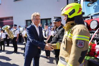burmistrz Marian Błachut składający strażakom gratulacje
