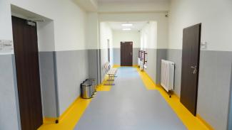 korytarz Szkoły Podstawowej nr 2 w Ligocie