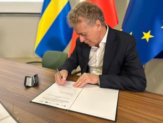burmistrz podpisujący umowę 