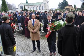 złożenie kwiatów na Zbiorowej Mogile Poległych i Pomordowanych w I i II Wojnie Światowej na cmentarzu parafialnym
