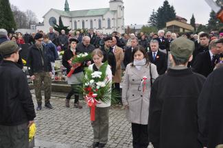 złożenie kwiatów na Zbiorowej Mogile Poległych i Pomordowanych w I i II Wojnie Światowej na cmentarzu parafialnym