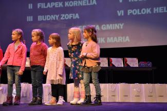 dziewczynki stojące na scenie