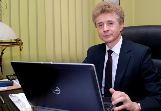 burmistrz Marian Błachut przy laptopie