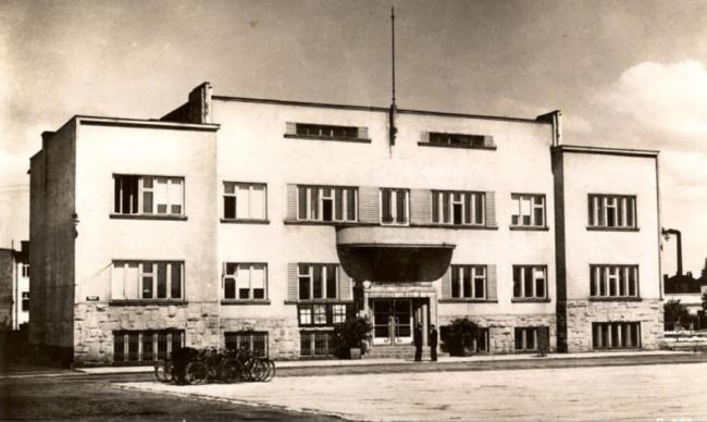 archiwalne zdjęcie budynku Urzędu Miejskiego 