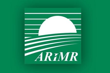 logotyp AriMR na zielonym tle