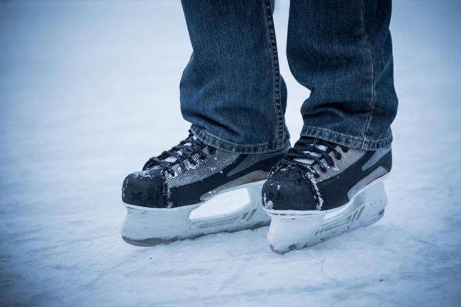 nogi w łyżwach na lodowisku