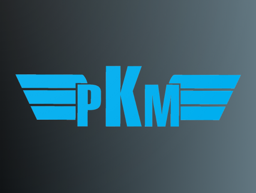 logotyp PKM, niebieski na szarym tle