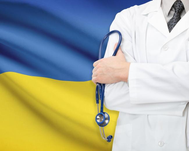 lekarz ze stetoskopem na tle flagi ukraińskiej