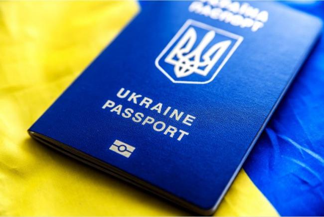 Paszport ukraiński na tle flagi Ukrainy