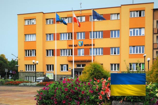 budynek Urzędu Miejskiego  z flagą Ukrainy