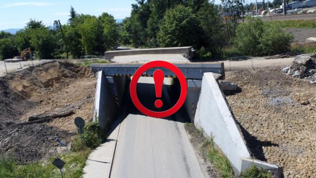 wiadukt kolejowy nad ulicą Legionów w Czechowicach-Dziedzicach i czerwony symbol ostrzeżenia