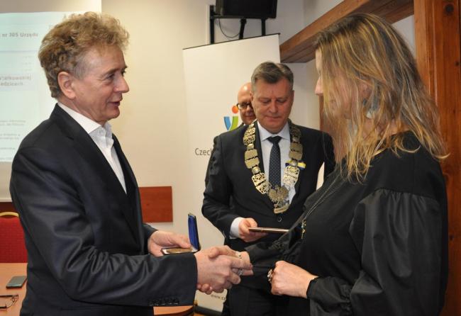 Kasia Wituś odbiera medal z rąk burmistrza 