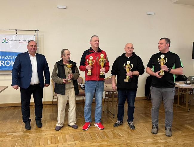 Zwycięzcy turnieju w towarzystwie radnego Krzysztofa Jarczoka