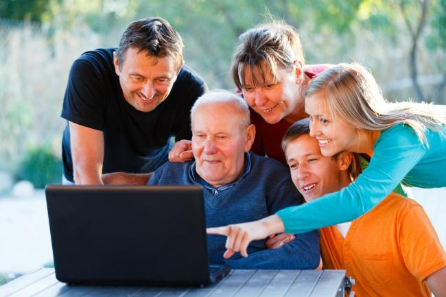 Rodzina - trzy pokolenia - przy laptopie