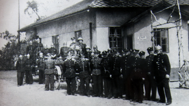 strażacy i strażnica OSP w Zabrzegu w 1950 roku