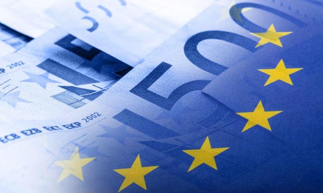 Grafika łącząca flage UE z symbolami banknotów euro