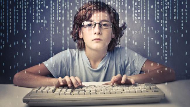 dziecko w okularach piszące na klawiaturze, wokół cyferki