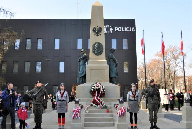 Pomnik Wolności w czasie uroczystości 11 listopada - warta honorowa harcerzy