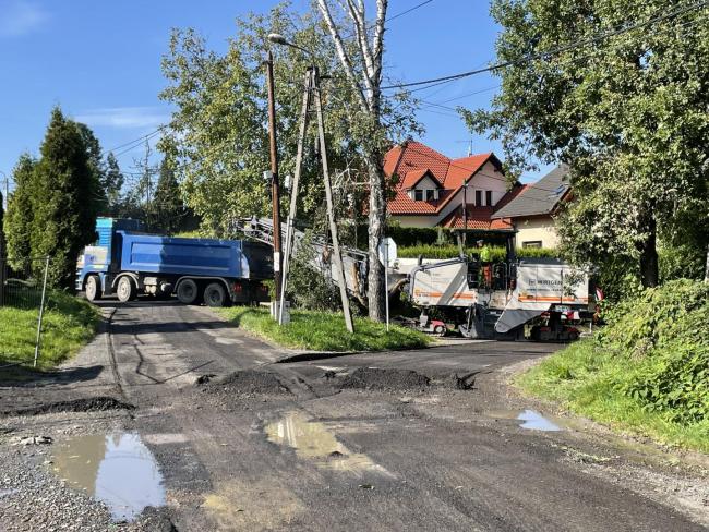 Zdejmowanie starego asfaltu na ulicy Zwiłej