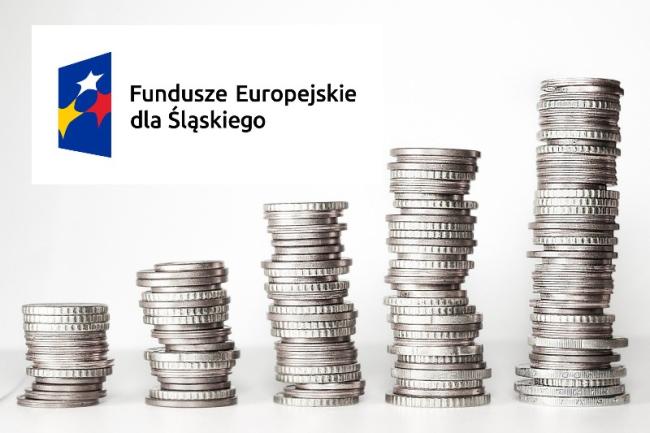 Monety w stosach z logotypem funduszy europejskich