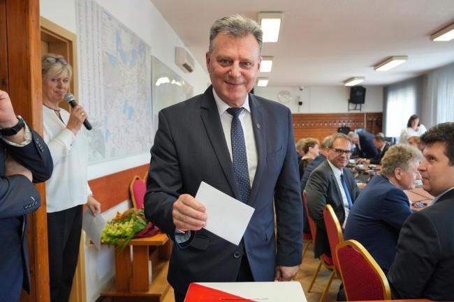 przewodniczący Rady Miejskiej w Czechowicach-Dziedzciach w trakcie głosowania